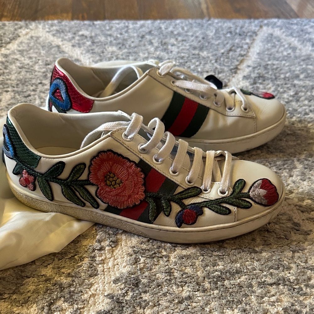 Gucci White Sneakers with Floral Embroidery
